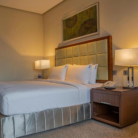 Holiday Inn Cochin By Ihg Kochi Zewnętrze zdjęcie A bedroom at the hotel