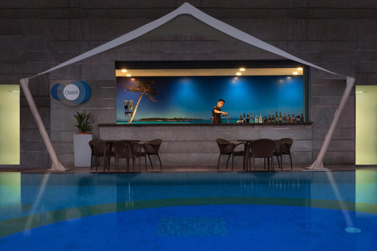 Holiday Inn Cochin By Ihg Kochi Zewnętrze zdjęcie The pool bar at the hotel