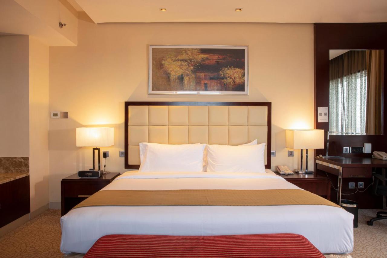 Holiday Inn Cochin By Ihg Kochi Zewnętrze zdjęcie A bedroom at the hotel