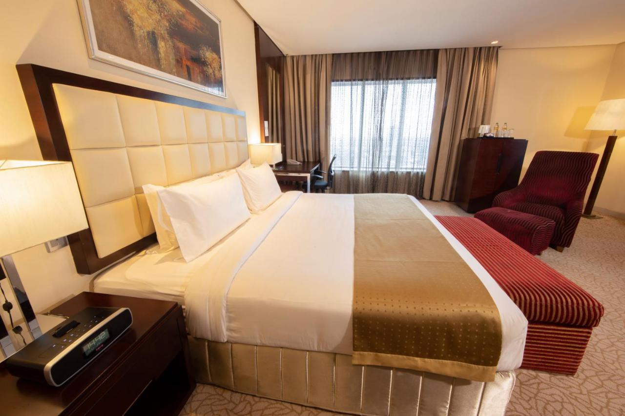 Holiday Inn Cochin By Ihg Kochi Zewnętrze zdjęcie A room at the hotel