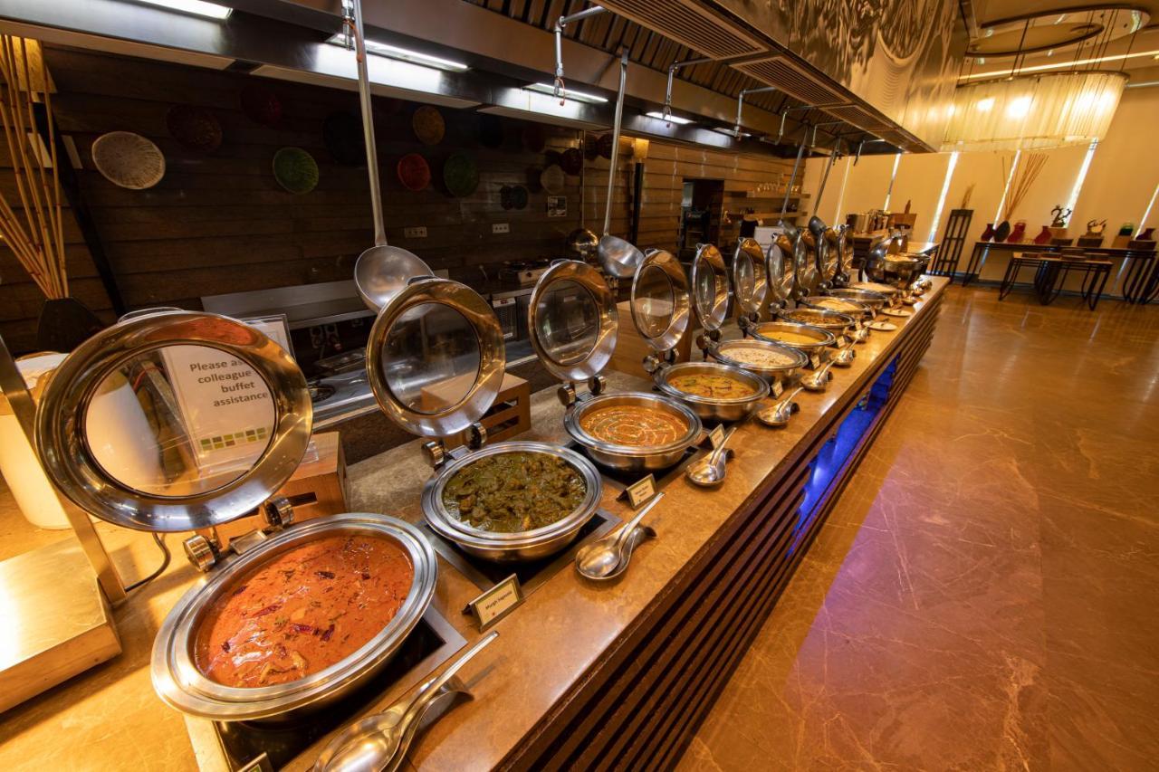 Holiday Inn Cochin By Ihg Kochi Zewnętrze zdjęcie A buffet at a hotel