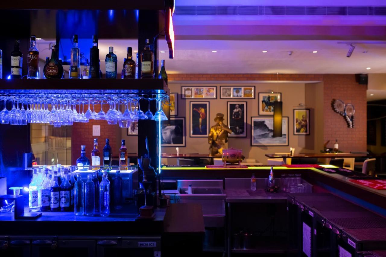 Holiday Inn Cochin By Ihg Kochi Zewnętrze zdjęcie The bar at the hotel