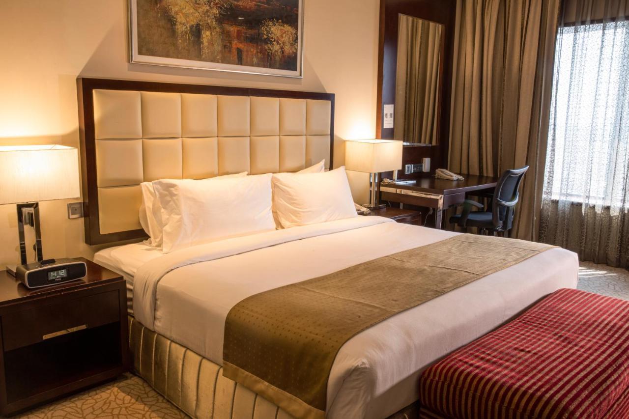 Holiday Inn Cochin By Ihg Kochi Zewnętrze zdjęcie A bedroom at the hotel