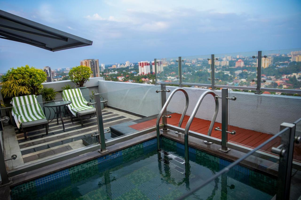 Holiday Inn Cochin By Ihg Kochi Zewnętrze zdjęcie Rooftop pool at the hotel