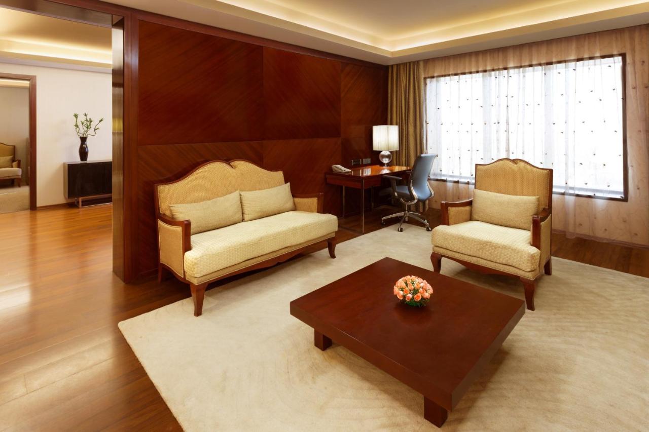 Holiday Inn Cochin By Ihg Kochi Zewnętrze zdjęcie A suite at the Taj Mahal Palace, Mumbai