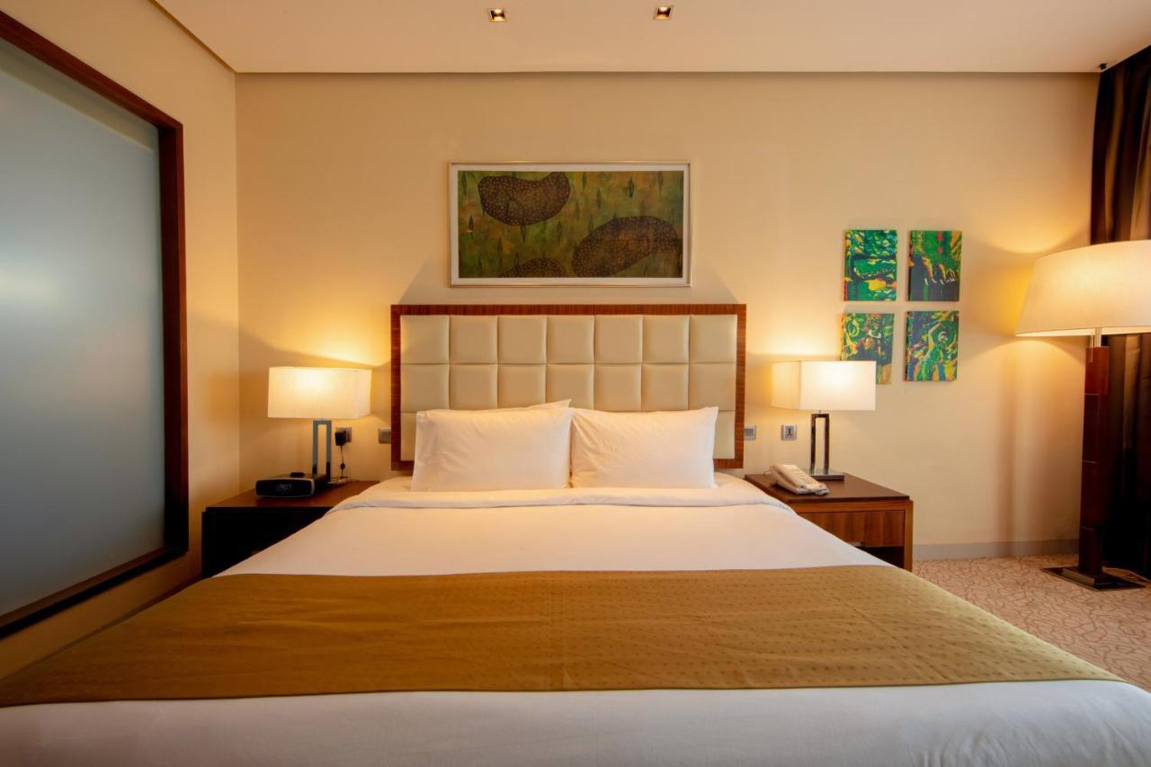 Holiday Inn Cochin By Ihg Kochi Zewnętrze zdjęcie A bedroom at the Taj Mahal Palace