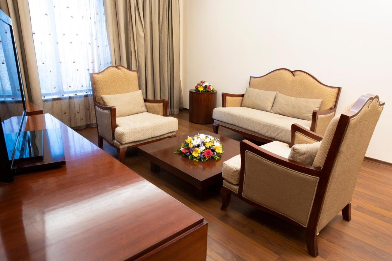 Holiday Inn Cochin By Ihg Kochi Zewnętrze zdjęcie The interior of the presidential suite