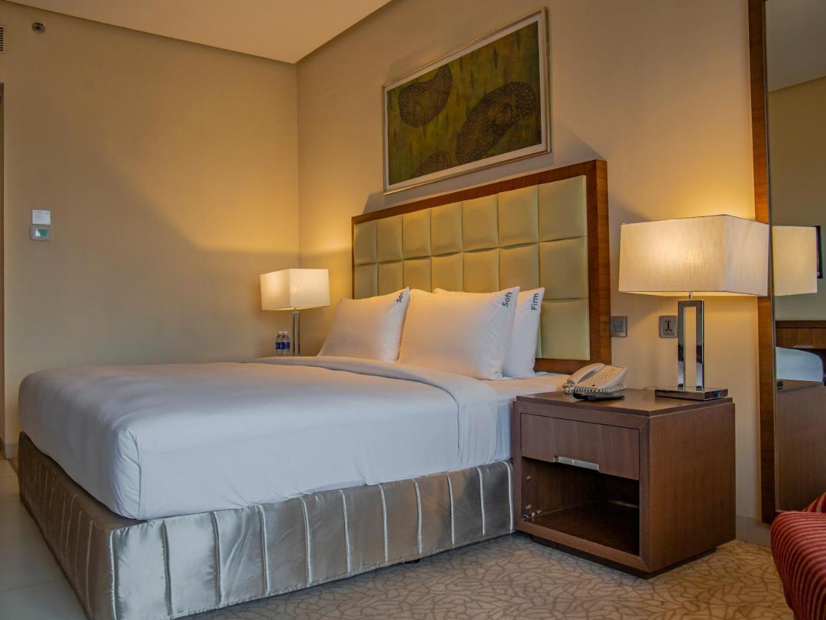 Holiday Inn Cochin By Ihg Kochi Zewnętrze zdjęcie A bedroom at the hotel