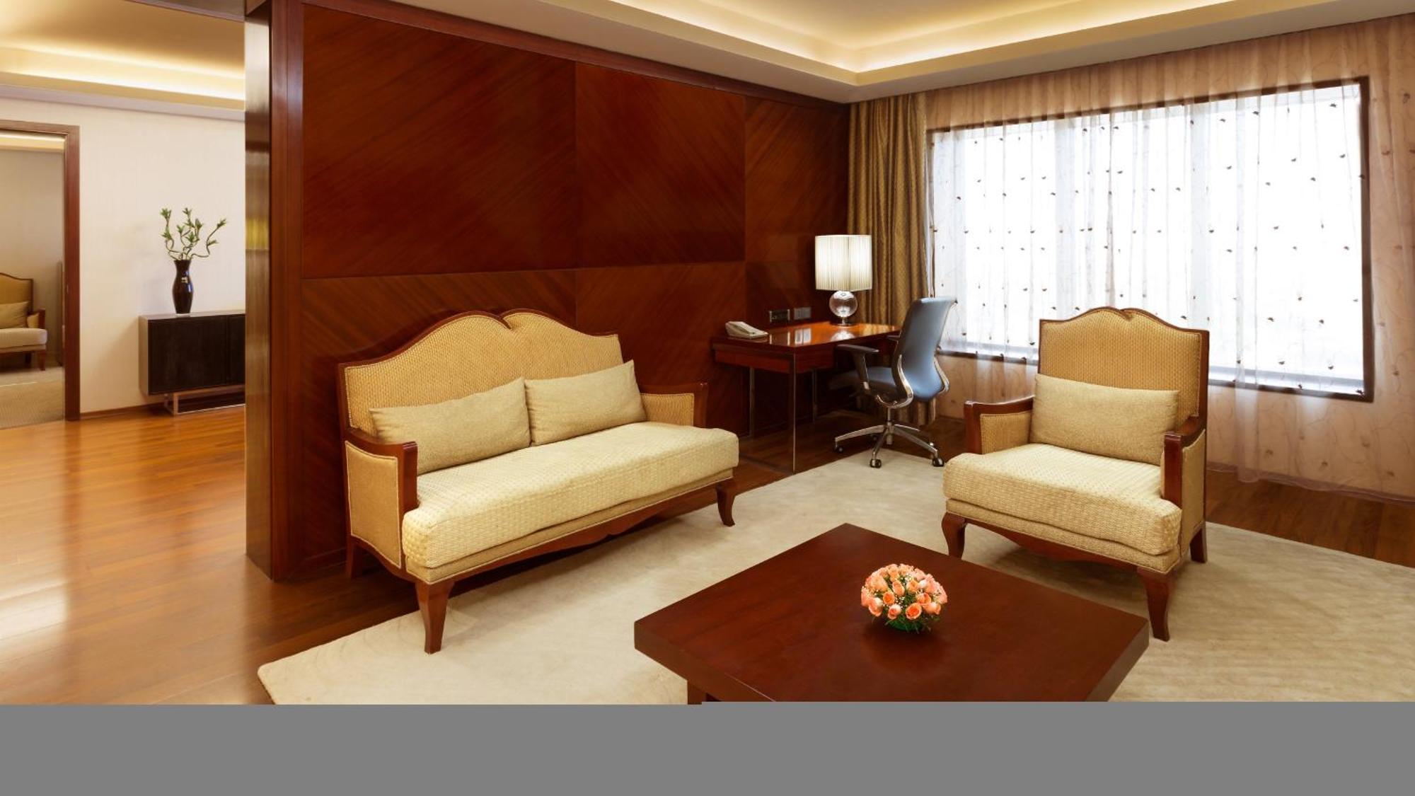 Holiday Inn Cochin By Ihg Kochi Zewnętrze zdjęcie A living room in a suite at the Taj Mahal Palace, Mumbai