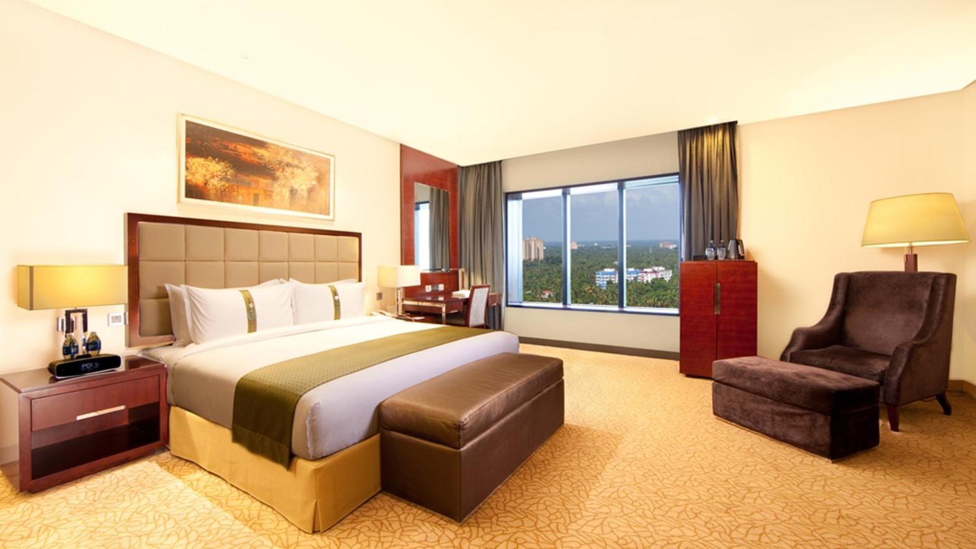 Holiday Inn Cochin By Ihg Kochi Zewnętrze zdjęcie A bedroom at the hotel