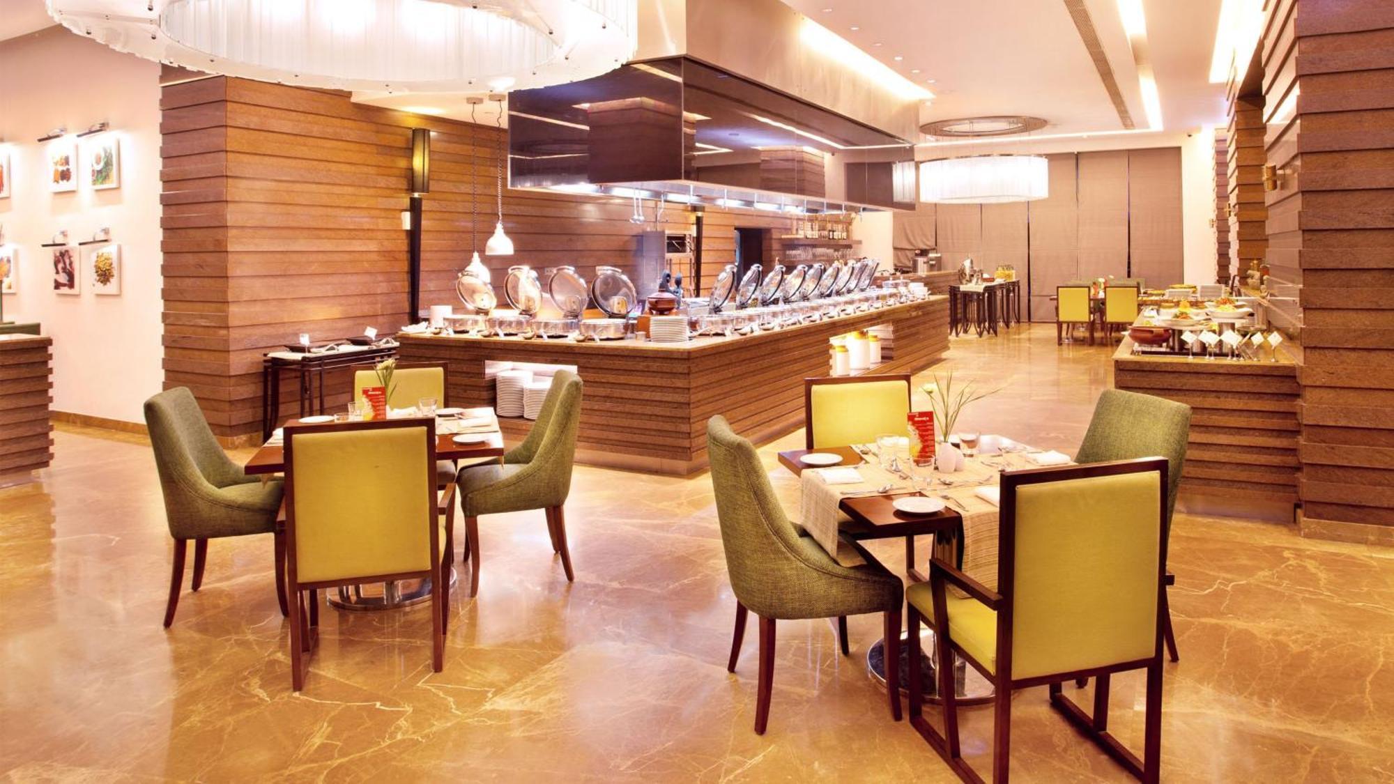 Holiday Inn Cochin By Ihg Kochi Zewnętrze zdjęcie The restaurant