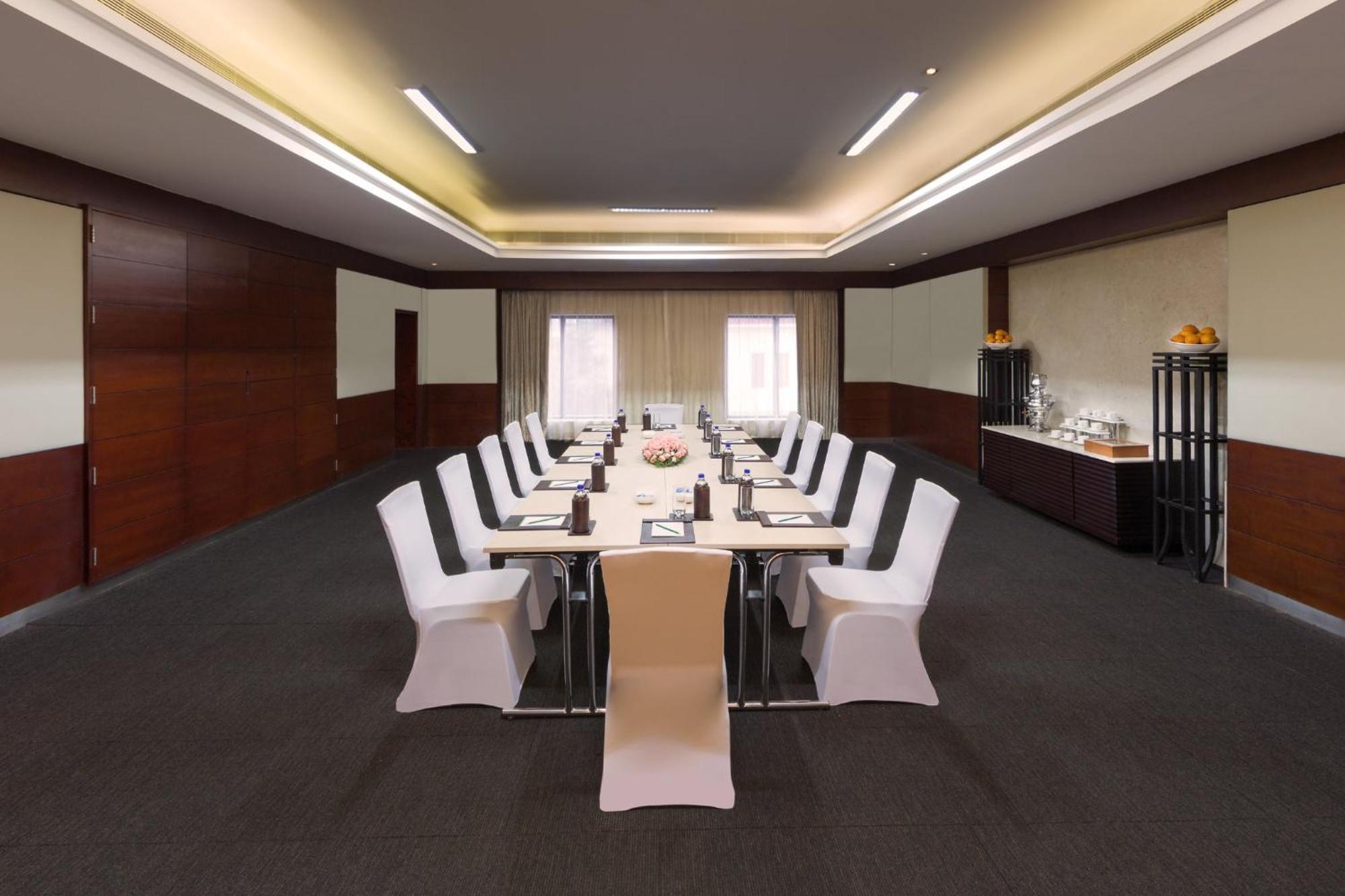 Holiday Inn Cochin By Ihg Kochi Zewnętrze zdjęcie Meeting room at the hotel