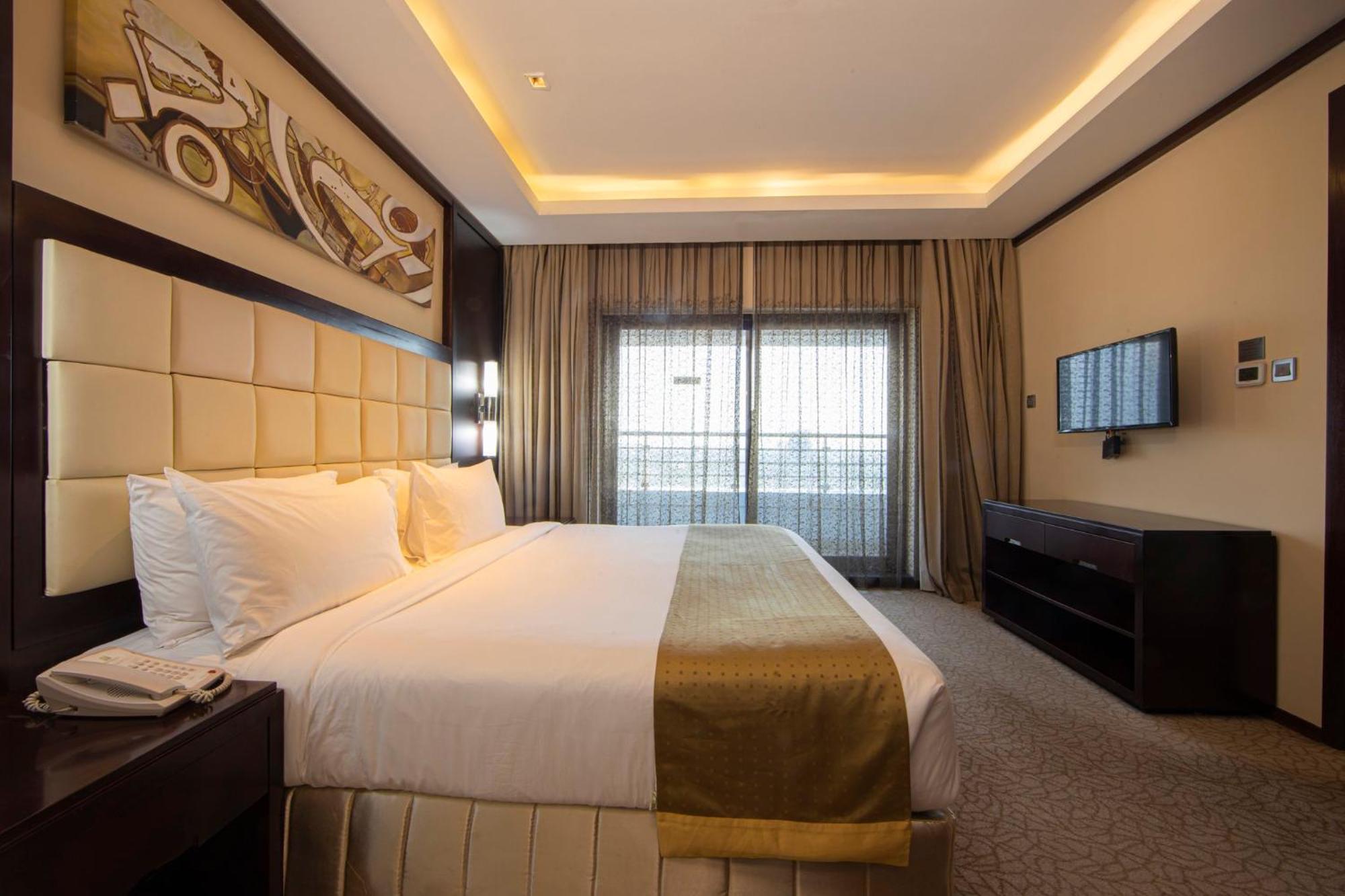 Holiday Inn Cochin By Ihg Kochi Zewnętrze zdjęcie A bedroom at the hotel