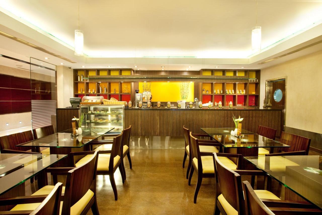 Holiday Inn Cochin By Ihg Kochi Zewnętrze zdjęcie The interior of a typical café