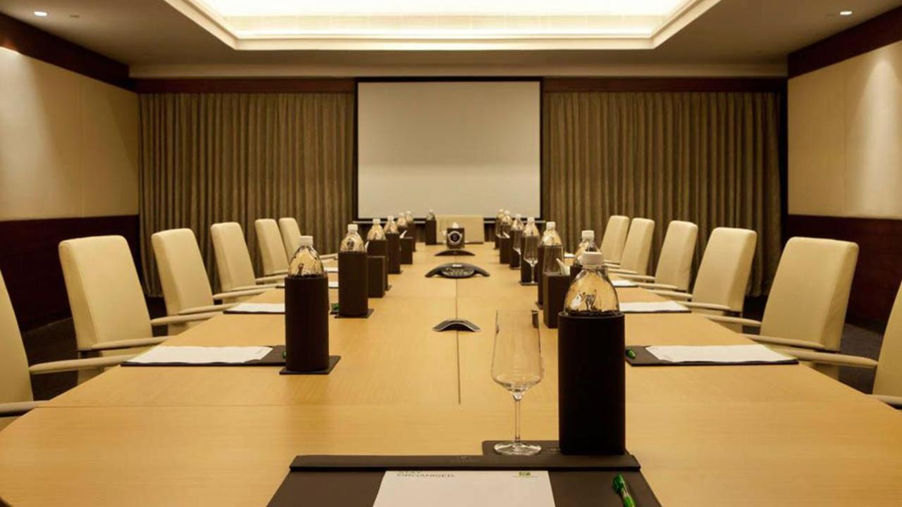 Holiday Inn Cochin By Ihg Kochi Zewnętrze zdjęcie A meeting room